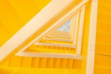 Ein Treppenhaus in Form eines Dreiecks.