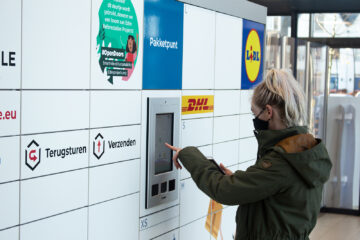 Ein Smartmile Hub wird von einer jungen Frau bedient