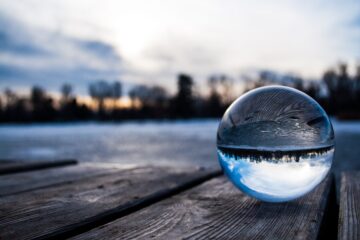 Das Bild zeigt eine Glaskugel.