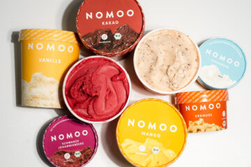Das Bild zeigt die Eis-Variationen des veganen Bio-Eises von NOMOO.