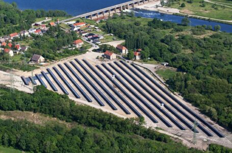 Das Bild zeigt aus der Luft eine Solaranlage in Friedersdorf, Sachsen-Anhalt.