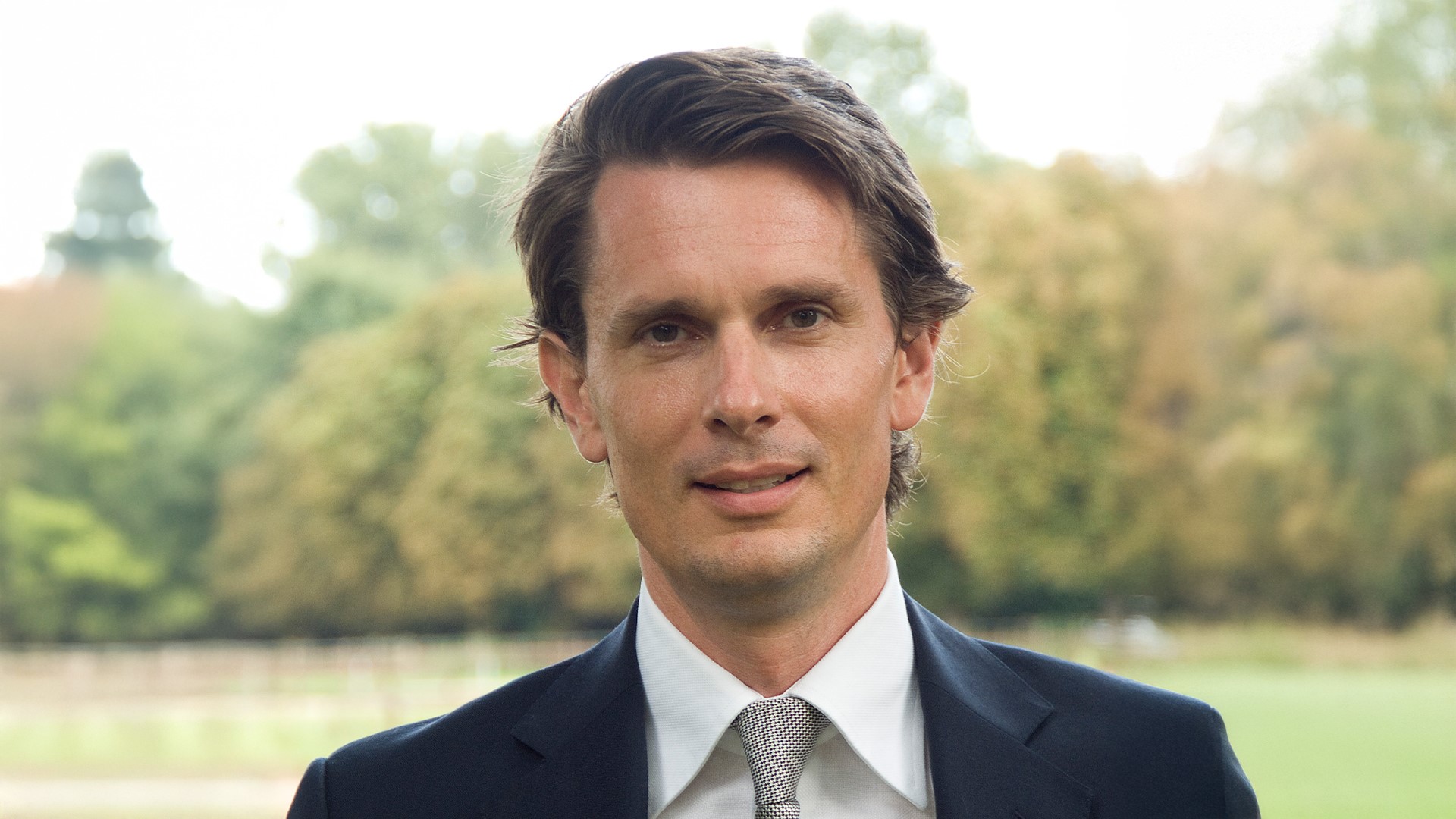 Portrait von Oliver von Boch, sichtbar bis zu seinen Schultern, er trägt Anzug und Krawatte