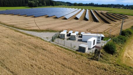 Das Bild zeigt eine Agri-PV-Anlage mit einem Batteriespeicher des Unternehmens solmotion.