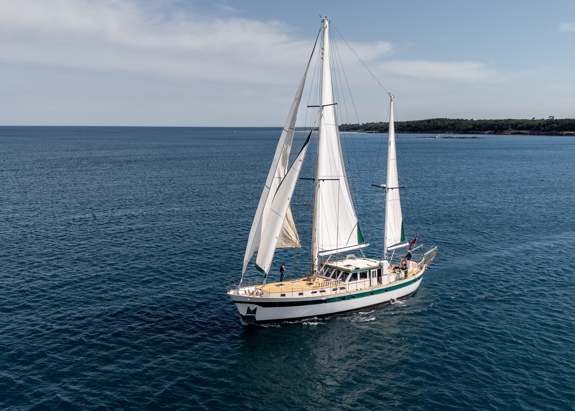 Die Humanity 2 auf dem offenen Meer bei Tageslicht.