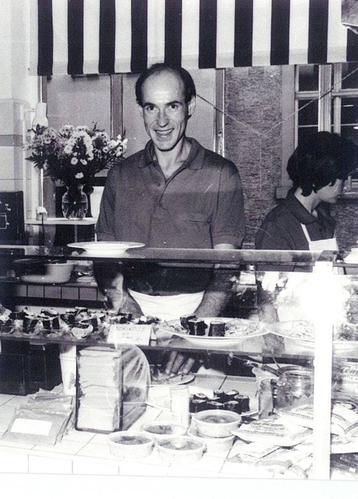 Wolfgang Heck beim Verkauf von Taifun Tofu in der Freiburger Markthalle